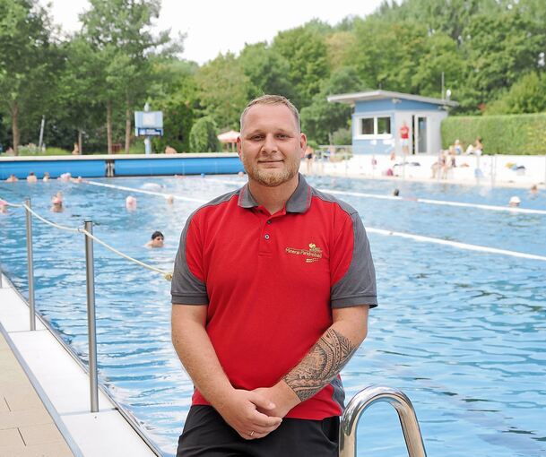 Luca Watzer ist Bademeister im Besigheimer Freibad. Keinen Job würde er lieber machen.
