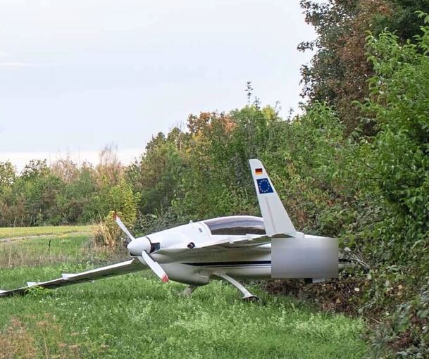 Unfreiwillig viel Bodenhaftung: Das Kleinflugzeug kam hinter der Startbahn in einem Gebüsch zum Stehen.