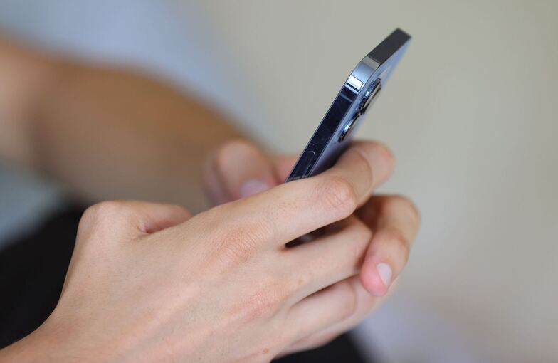 Jugendlicher mit Smartphone