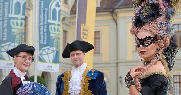 Sowohl Männer und Frauen haben sich in Schale geschmissen.