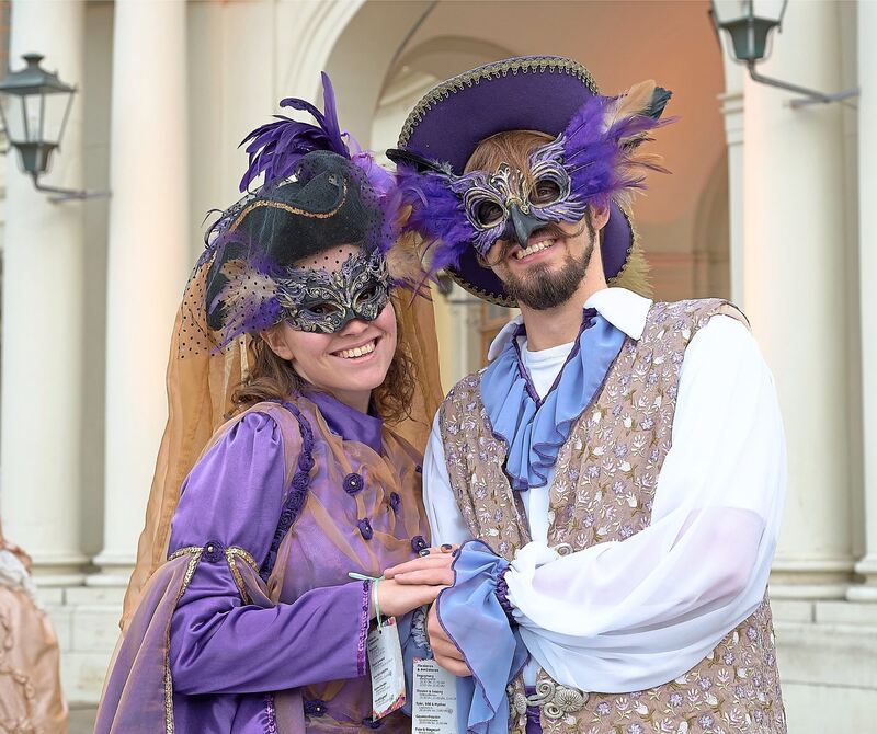 Farbenfroher Kostüme und Masken.