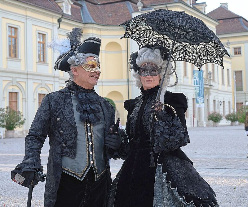 Back to Black: Auch schwarze Kostüme waren vertreten.