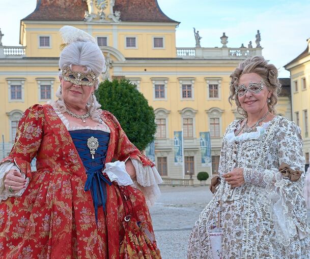 Vor dem Residenzschloss in Ludwigsburg: Der Maskenbal entführt in eine andere Zeit.