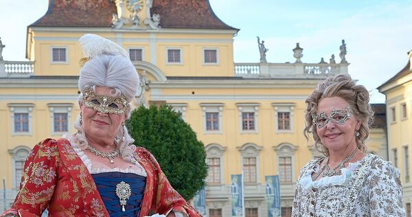 Vor dem Residenzschloss in Ludwigsburg: Der Maskenball entführt in eine andere Zeit. Vor dem Residenzschloss in Ludwigsburg: Der Maskenball entführt in eine andere Zeit.