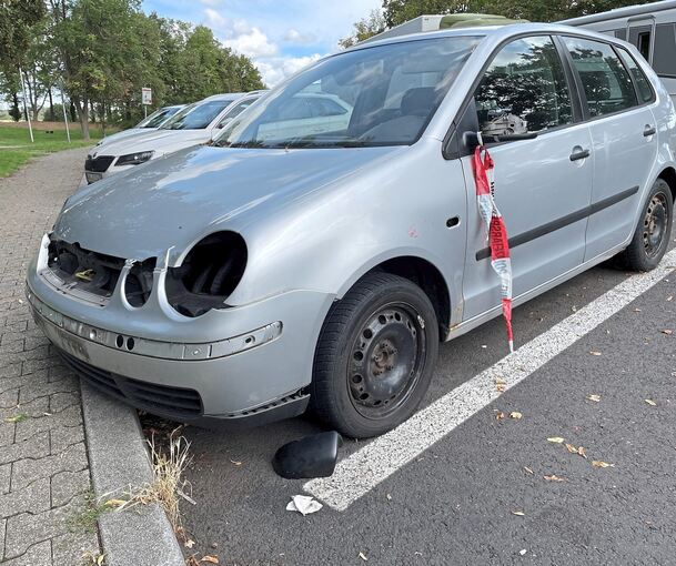 Dem silbernen VW Polo fehlt mittlerweile auch noch ein Außenspiegel.