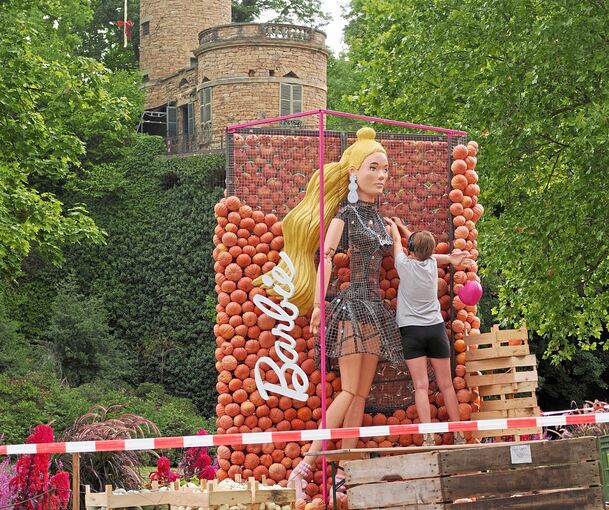 Passend zur Barbie-Figur unterhalb der Emichsburg ist eine Murmelbahn entstanden. Passend zur Barbie-Figur unterhalb der Emichsburg ist eine Murmelbahn entstanden.