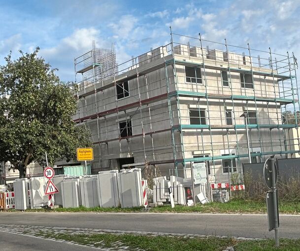 Das obere Stockwerk fehlt noch, teils sind die Fenster eingebaut, teils nur die Rahmen.