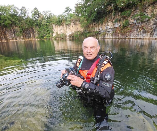 Frank Schmidt im Hofener See, wo er in den 1980er Jahren das Tauchen gelernt hat. Nach 45 Jahren als Rettungstaucher hört er jetzt auf.