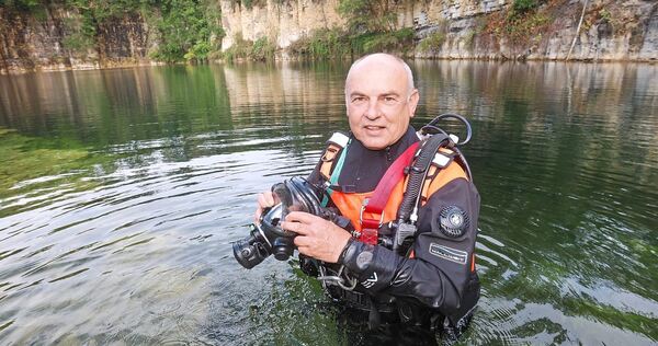 Frank Schmidt im Hofener See, wo er in den 1980er Jahren das Tauchen gelernt hat. Nach 45 Jahren als Rettungstaucher hört er jet Frank Schmidt im Hofener See, wo er in den 1980er Jahren das Tauchen gelernt hat. Nach 45 Jahren als Rettungstaucher hört er jetzt auf.
