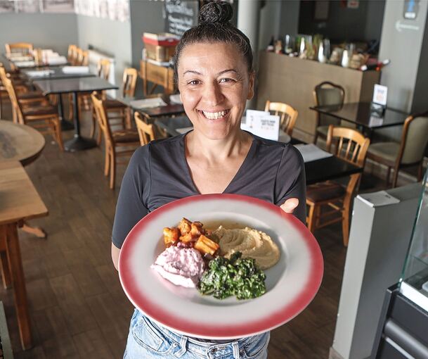 Meral Kars kredenzt ihren Gästen im „Reina Grillhaus“ Spezialitäten aus der Türkei. Bild: Ramona Theiss
