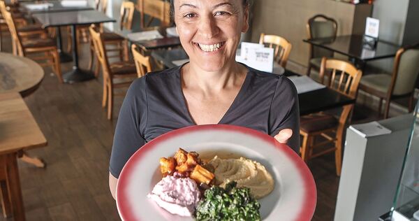 Meral Kars kredenzt ihren Gästen im „Reina Grillhaus“ Spezialitäten aus der Türkei. Bild: Ramona Theiss Meral Kars kredenzt ihren Gästen im „Reina Grillhaus“ Spezialitäten aus der Türkei. Bild: Ramona Theiss
