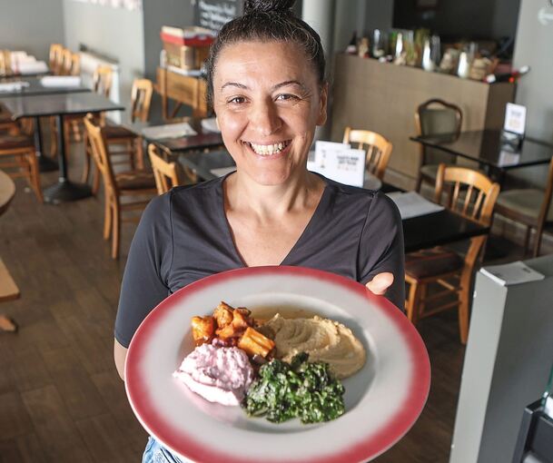 Meral Kars kredenzt ihren Gästen im „Reina Grillhaus“ in Ludwigsburg Speisen der türkischen Küche.