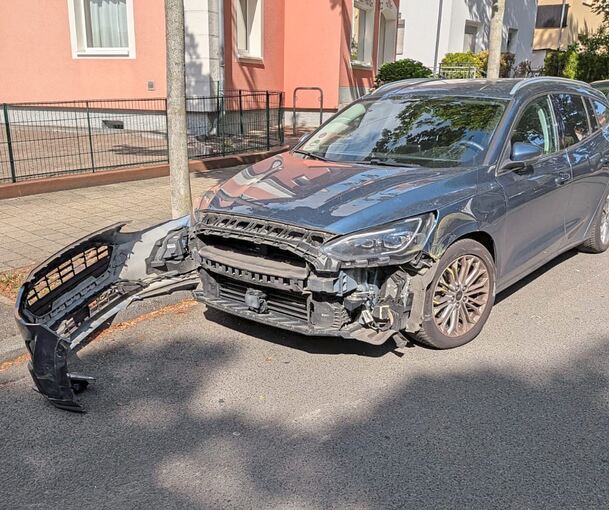 Böse Überraschung: Nach der Rückkehr aus dem Urlaub fand die Familie ihr Auto als Totalschaden wieder.
