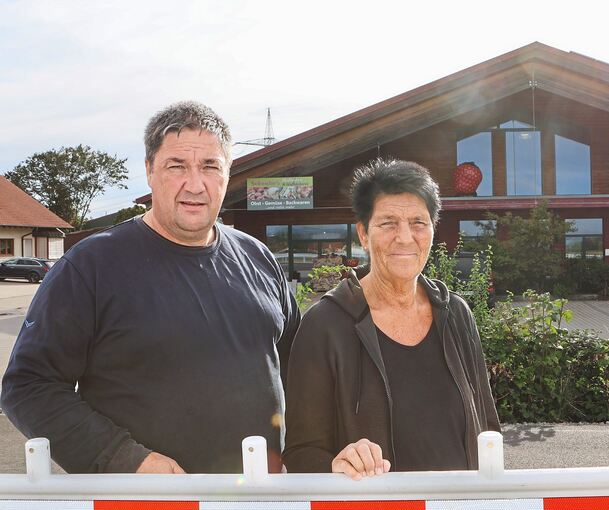 Frank und Elke Scheuler blicken auf dreieinhalb schwierige Monate zurück. Jetzt ist die Landstraße, an der ihr Hof liegt, fertig saniert.