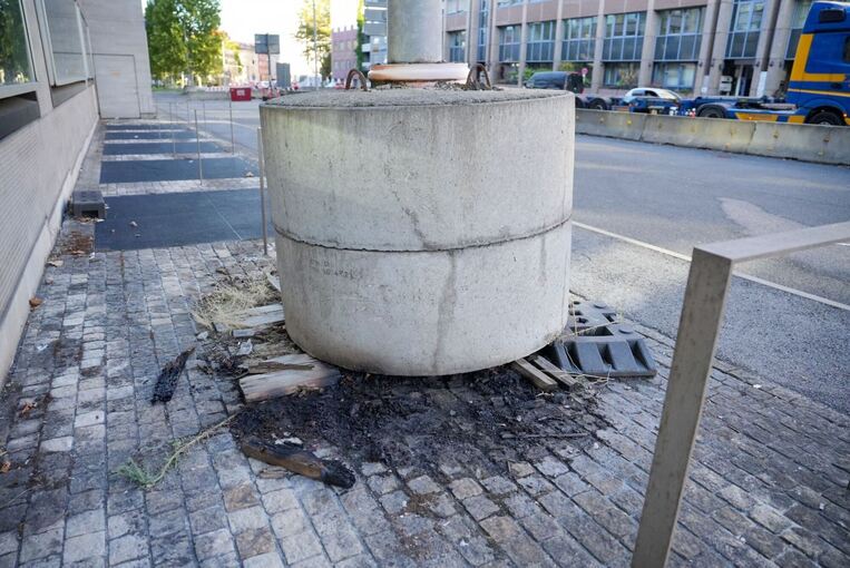 Brennendes Holzbrett vor Innenministerium