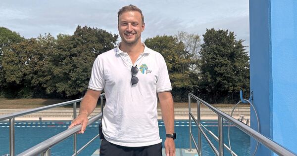 Er behält den Überblick darüber, was im Wasser und auf den Liegewiesen los ist: Beckenaufsicht Moritz Kohl. Er behält den Überblick darüber, was im Wasser und auf den Liegewiesen los ist: Beckenaufsicht Moritz Kohl.
