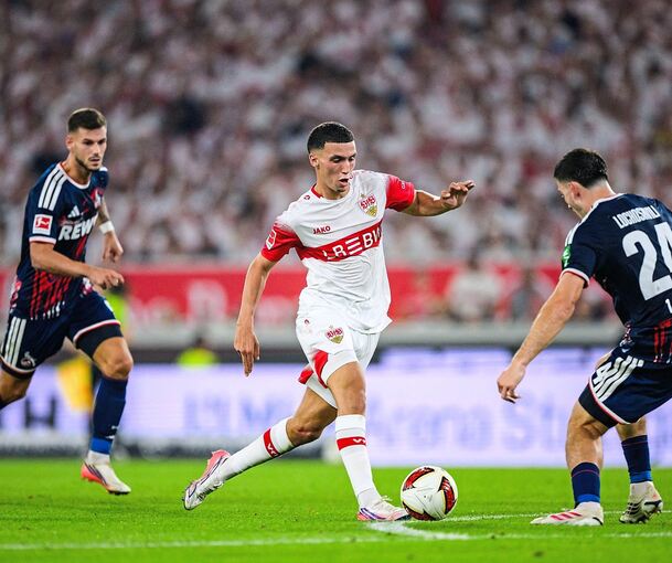 Glänzend aufgelegt: Stuttgarts Bilal El Khannouss (Mitte) nimmt es mit zwei Kölner Gegenspielern auf.