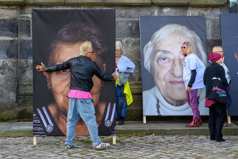 Omas gegen Rechts und Fotograf Toscano: "Gegen das Vergessen"