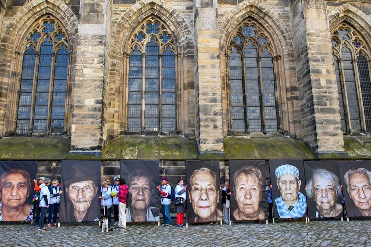 Omas gegen Rechts und Fotograf Toscano: "Gegen das Vergessen"