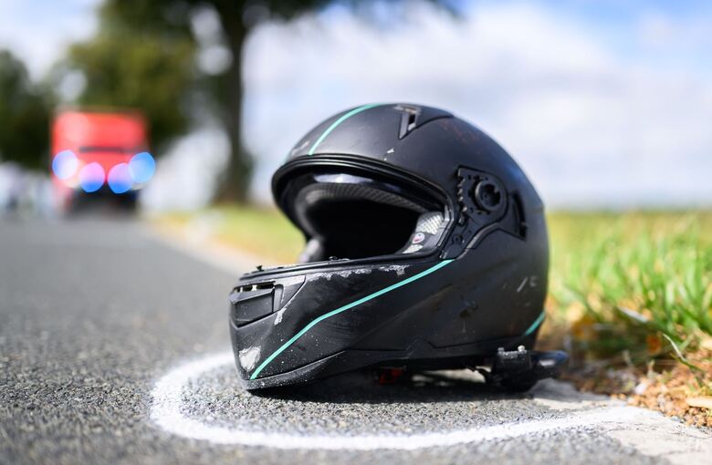 Motorrad und Auto stoßen zusammen Motorrad und Auto stoßen zusammen