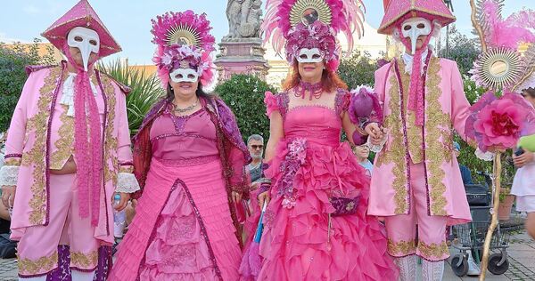All in Pink: Auf der venezianischen Messer wurde tief in den Farbtopf gegriffen. All in Pink: Auf der venezianischen Messer wurde tief in den Farbtopf gegriffen.