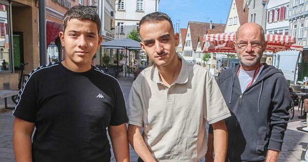 Aziz Soya (Mitte) erhält nicht nur von seinem Rollator Hilfestellung. Bruder Mahmut und Lehrer Jens Frölich setzen sich für den Aziz Soya (Mitte) erhält nicht nur von seinem Rollator Hilfestellung. Bruder Mahmut und Lehrer Jens Frölich setzen sich für den Schüler ein.