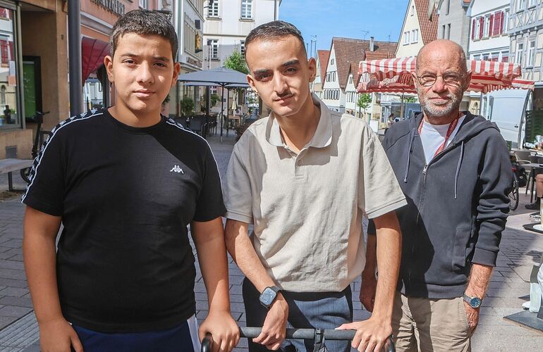 Aziz Soya (Mitte) erhält nicht nur von seinem Rollator Hilfestellung. Bruder Mahmut und Lehrer Jens Frölich setzen sich für den Aziz Soya (Mitte) erhält nicht nur von seinem Rollator Hilfestellung. Bruder Mahmut und Lehrer Jens Frölich setzen sich für den Schüler ein.