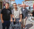 Aziz Soya (Mitte) erhält nicht nur von seinem Rollator Hilfestellung. Bruder Mahmut und sein ehemaliger Lehrer Jens Frölich setz Aziz Soya (Mitte) erhält nicht nur von seinem Rollator Hilfestellung. Bruder Mahmut und sein ehemaliger Lehrer Jens Frölich setzen sich für den Schüler ein.