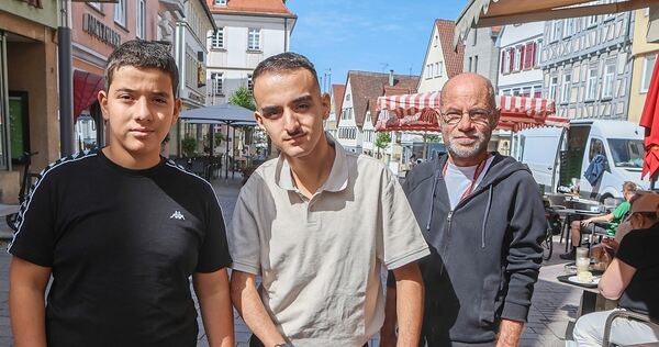 Aziz Soya (Mitte) erhält nicht nur von seinem Rollator Hilfestellung. Bruder Mahmut und sein ehemaliger Lehrer Jens Frölich setzen sich für den Schüler ein.