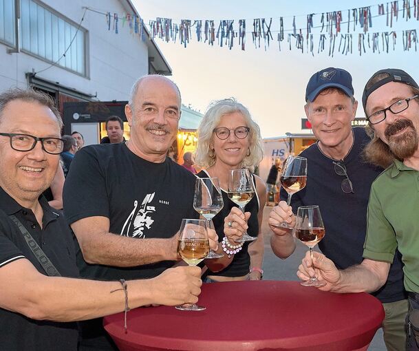 Anstoßen auf das Kelterfest. Bei immer noch sommerlichen Temperaturen stehen Weißwein und Rosé hoch im Kurs.