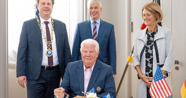 Eintrag ins Goldene Buch der Stadt: Der Bürgermeister von Saint Charles, Dan Borgmeyer (vorn), mit Oberbürgermeister Matthias Kn Eintrag ins Goldene Buch der Stadt: Der Bürgermeister von Saint Charles, Dan Borgmeyer (vorn), mit Oberbürgermeister Matthias Knecht, dem Bundestagsabgeordneten und Verkehrsminister Steffen Bilger sowie Marie-Noelle Biguinet, der Bürgermeisterin von