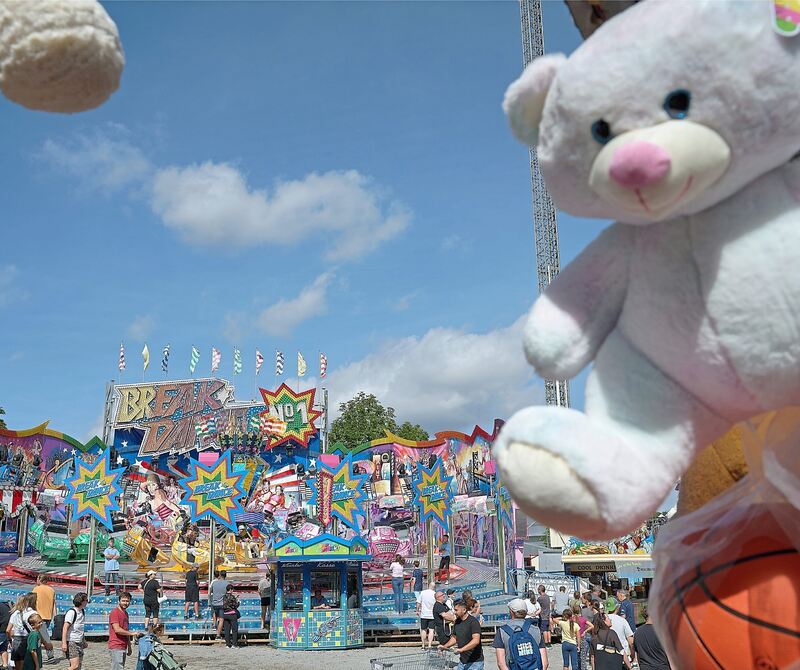 Auf dem Pferdemarkt gab es viele Fahrgeschäfte. Auf dem Pferdemarkt gab es viele Fahrgeschäfte.