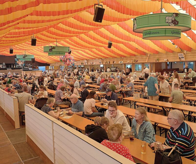 Kalte Getränke und gute Gespräche im Festzelt. Kalte Getränke und gute Gespräche im Festzelt.
