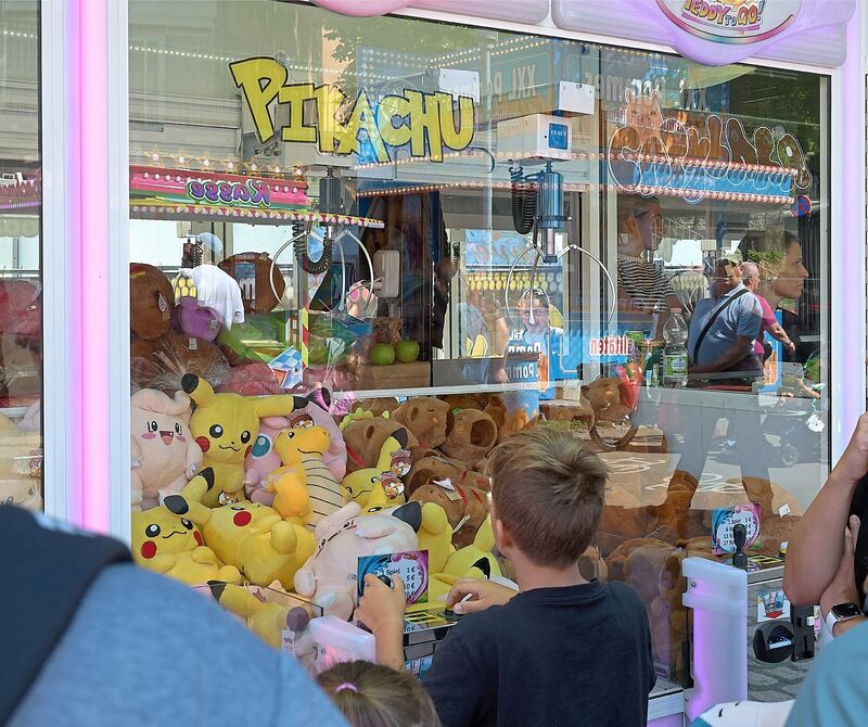 Komm, schnapp sie dir! Ein Junge versucht Pikachu zu fangen. Komm, schnapp sie dir! Ein Junge versucht Pikachu zu fangen.