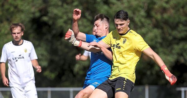 Giftig: Bietigheims Felix Koppe (hinten) versucht, dem Leonberger und Eltinger Keeper Samuel Bates den Ball abzuluchsen. Screenreader