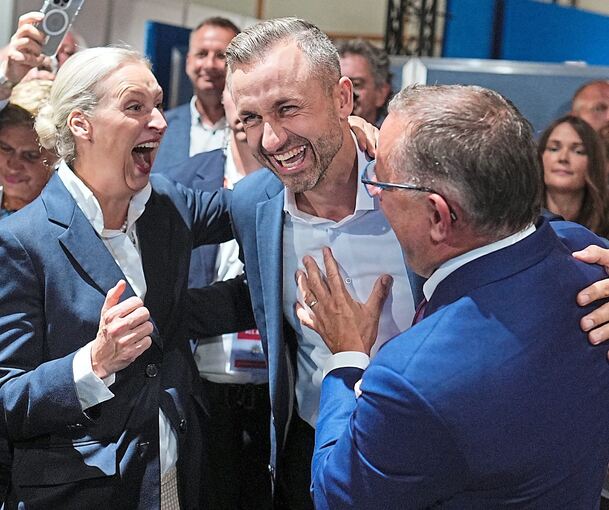 AfD-Spitzenkandidat Ulrich Siegmund (M.) mit Alice Weidel und Tino Chrupalla, dem Führungsduo der Bundes-AfD, nach der ersten Wahlprognose in Magdeburg.