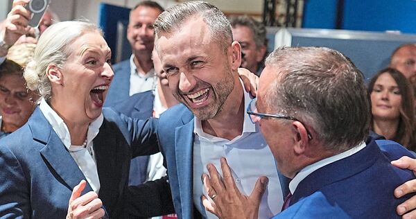 AfD-Spitzenkandidat Ulrich Siegmund (M.) mit Alice Weidel und Tino Chrupalla, dem Führungsduo der Bundes-AfD, nach der ersten Wa AfD-Spitzenkandidat Ulrich Siegmund (M.) mit Alice Weidel und Tino Chrupalla, dem Führungsduo der Bundes-AfD, nach der ersten Wahlprognose in Magdeburg.