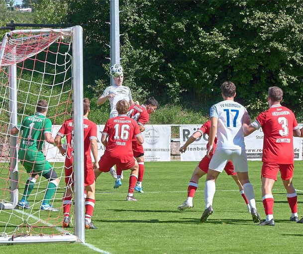 Kopfball vor dem Tor der Hessigheimer: Damit geht der TV Aldingen in Führung.