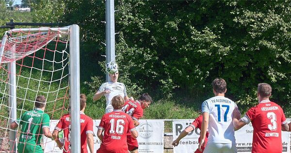 Kopfball vor dem Tor der Hessigheimer: Damit geht der TV Aldingen in Führung. Kopfball vor dem Tor der Hessigheimer: Damit geht der TV Aldingen in Führung.