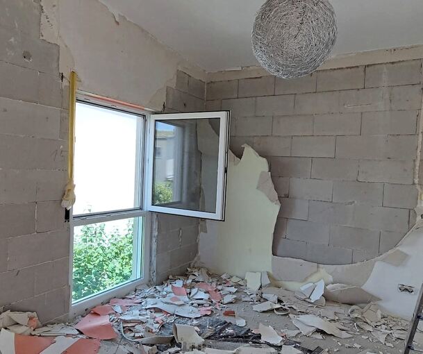 Das Zimmer der Tochter mussten die Handwerker noch einmal komplett richten. Über die Wand hatte sich ein riesiger Riss gezogen.