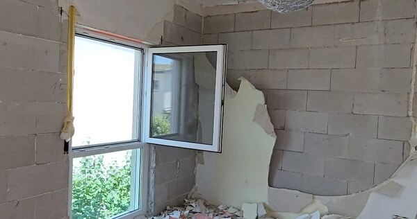 Das Zimmer der Tochter mussten die Handwerker noch einmal komplett richten. Über die Wand hatte sich ein riesiger Riss gezogen.