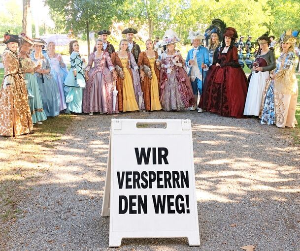 Gegen die Begründung für die neue Eintrittsregel haben Mitglieder einer Kostümgruppe am Samstag im Blüba protestiert.