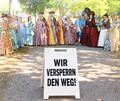 Gegen die Begründung für die neue Eintrittsregel haben Mitglieder einer Kostümgruppe am Samstag im Blüba protestiert. Gegen die Begründung für die neue Eintrittsregel haben Mitglieder einer Kostümgruppe am Samstag im Blüba protestiert.
