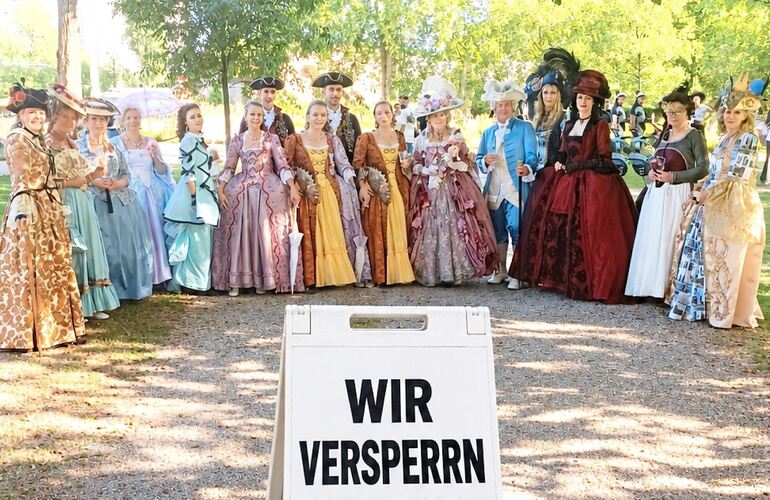 Gegen die Begründung für die neue Eintrittsregel haben Mitglieder einer Kostümgruppe am Samstag im Blüba protestiert.