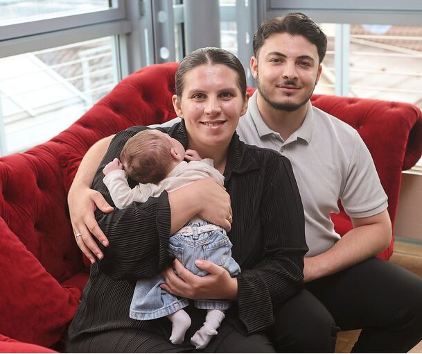 Sie halten ihr Glück in den Händen: Rosemarie Lehmann und Mohammad Aljahmani sind Eltern eines Mädchens geworden, ohne zuvor von der Schwangerschaft gewusst zu haben.