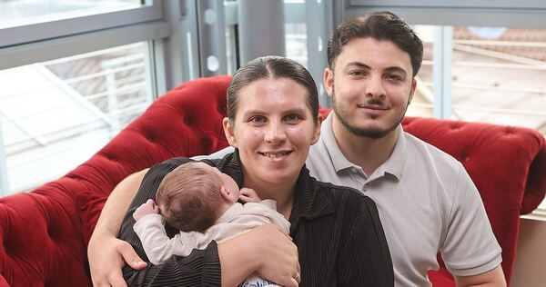 Sie halten ihr Glück in den Händen: Rosemarie Lehmann und Mohammad Aljahmani sind Eltern eines Mädchens geworden, ohne zuvor von der Schwangerschaft gewusst zu haben.