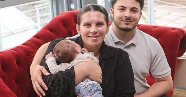 Sie halten ihr Glück in den Händen: Rosemarie Lehmann und Mohammad Aljahmani sind Eltern eines Mädchens geworden, ohne zuvor von der Schwangerschaft gewusst zu haben.