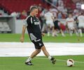 In der Fußball-Bundesliga angekommen: Co-Trainer Evangelos Sbonias spielt beim Aufwärmprogramm des 1. FC Köln in der Stuttgarter Screenreader