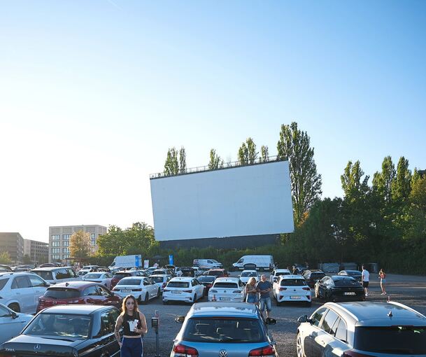 Geburtstag im Autokino: Den Film „Cars“ wollen zahlreiche Besucher sehen.