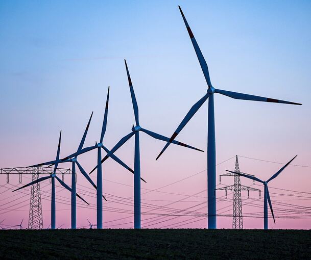 Windräder drehen sich vor dem Abendhimmel – im Kreis Ludwigsburg lässt die Energiewende allerdings weiter auf sich warten.